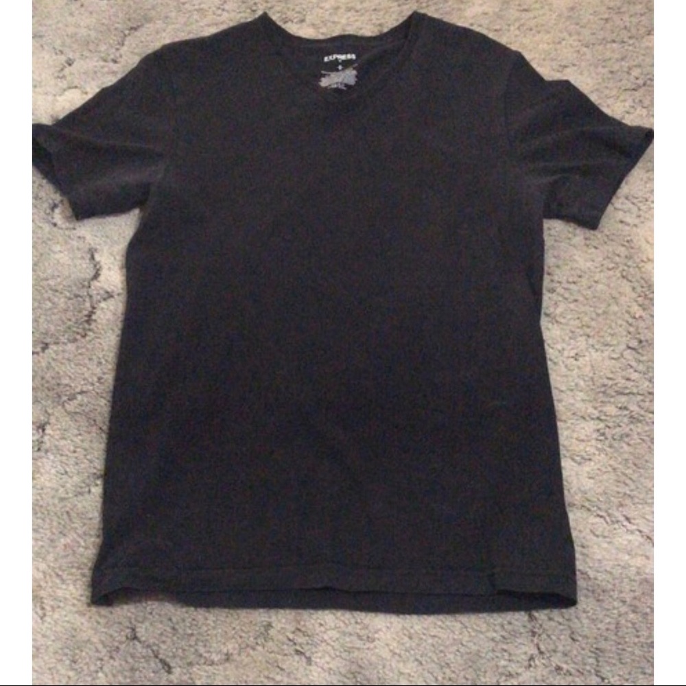 Black v-neck tee